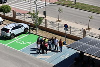 Presentación en la Escuela de una microred y un sistema para monitorizar la carga de vehículos eléctricos