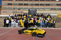 El patio del Colegio Los Olivos se convierte en un circuito para recibir al coche de competición de la escudería Mart de la UMA