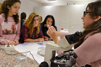 La actividad "Explorando el cuerpo humano" reúne a más de un centenar de escolares en su segunda edición