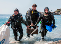 Retiran mas de 50 kilos de residuos en una limpieza de fondos marinos en Almuñécar