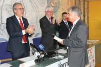 Joaquín Canca, director del Servicio Central de Informática de la UMA, recibe el Premio CRUE-TIC