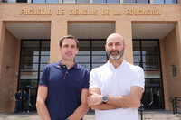 Los investigadores de la UMA que han participado en este estudio, Daniel Mayorga e Iván López, en la entrada de la Facultad de Educación