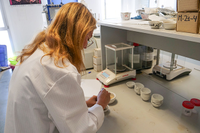 Una investigadora trabajando en un laboratorio del edificio Ada Byron