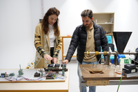 Los investigadores Carmen Ladrón de Guevara y Antonio Pérez en el taller de la Escuela de Ingenierías Industriales de la UMA