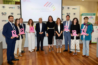 El rector y la consejera y Ana Carmen Mata posan con los premiados