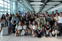 Alumnos en el aeropuerto