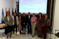 Antonio Urda, en el centro, junto a las catedráticas y a Ana Carmen Mata