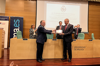 Antonio Flores recibe la placa de la mano del presidente de la Academia