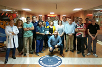 Los trabajadores de Deportes, con el trofeo del Colegio de Médicos