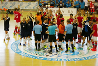 Los dos equipos aplauden al público al final del partido