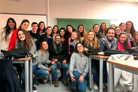 El profesor Francisco Guerreo con estudiantes en la Facultad de Ciencias de la Educación