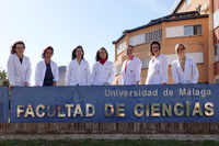 Siete de las investigadoras en la entrada de la Facultad de Ciencias