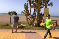 Dos personas pasean por el Paseo Marítimo durante la fase 1 de la desescalada