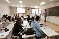 Un profesor imparte clase de forma presencial