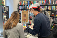 Estudiantes en la Librería Luces participando en la yincana