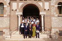 Los premiados posan en la puerta del Rectorado junto con los representantes institucionales