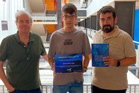 El estudiante premiado, Ignaico Repiso López, junto a sus dos directores del proyecto